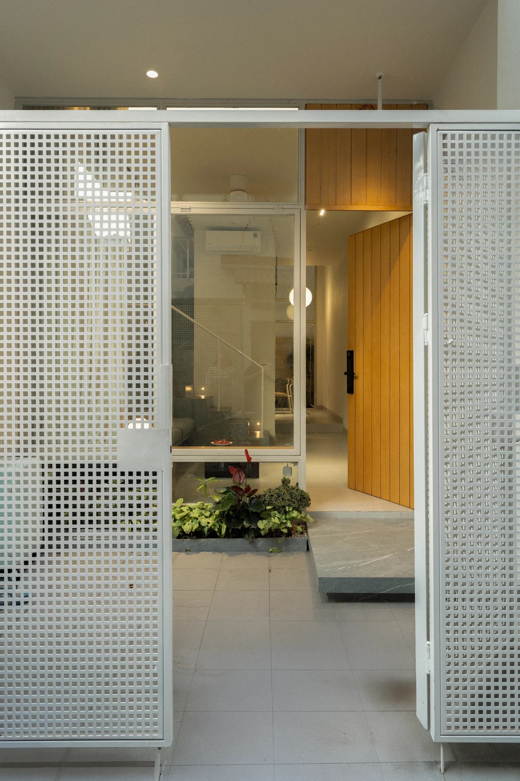 Long Bien House — photograph 13